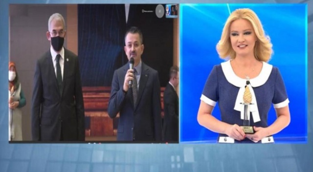 Tarım ve Orman Bakanı Pakdemirli'den Müge Anlı'ya anlamlı ödül Tarım ve Orman Bakanı Pakdemirli'den Müge Anlı'ya anlamlı ödül