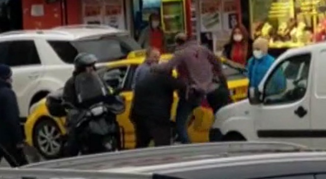 Trafikte sürücüler arasında tekmeli kavga Trafikte sürücüler arasında tekmeli kavga