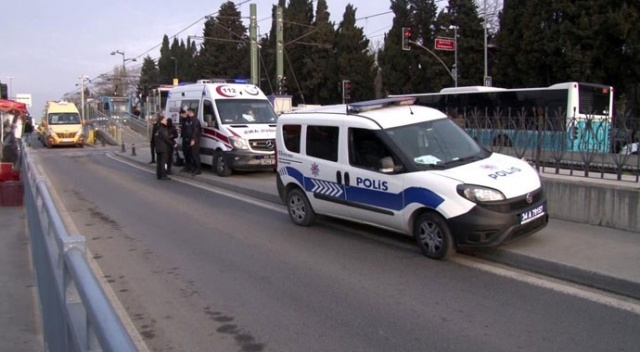 Tramvay durağında 'Ayağıma bastın' deyip bıçakladı Tramvay durağında 'Ayağıma bastın' deyip bıçakladı