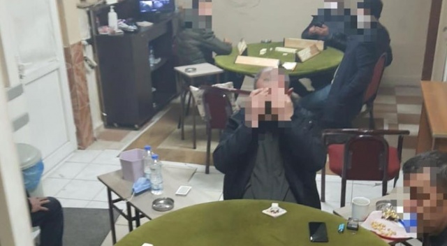 Tüm yasakları delip kumar oynarken yakalandılar Tüm yasakları delip kumar oynarken yakalandılar