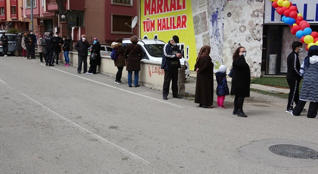 Ucuz halı alabilmek için saatlerce kuyrukta beklediler