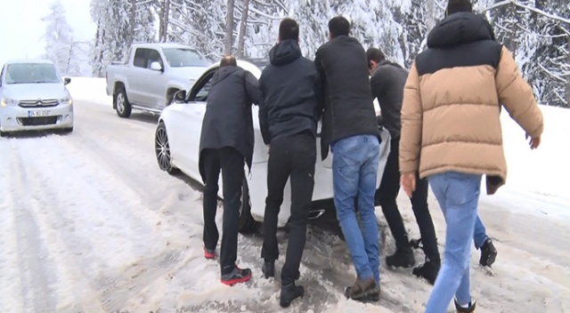 Uludağ’a çıkmak isteyen tedbirsiz vatandaşlar yolda kaldı Uludağ’a çıkmak isteyen tedbirsiz vatandaşlar yolda kaldı