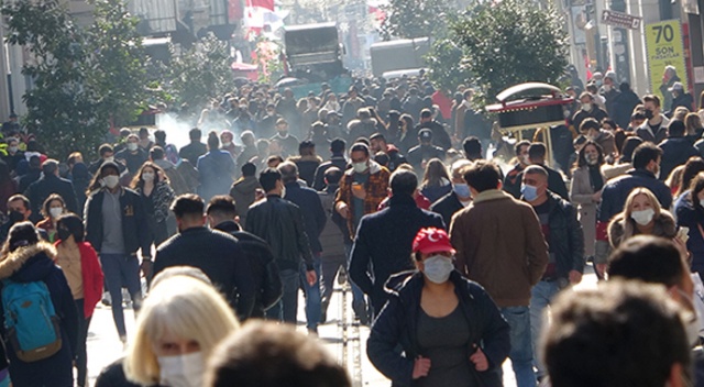 Vaka sayıları artarken İstiklal Caddesi'ndeki kalabalık pes dedirtti Vaka sayıları artarken İstiklal Caddesi'ndeki kalabalık pes dedirtti