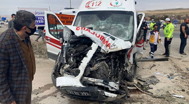 Yaralıları taşıyan ambulans, beton mikserine çaptı: 3’ü sağlıkçı 5 yaralı Yaralıları taşıyan ambulans, beton mikserine çaptı: 3’ü sağlıkçı 5 yaralı