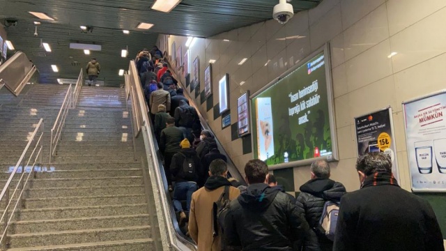 Yenikapı metrosunda kalabalık manzara dikkat çekti Yenikapı metrosunda kalabalık manzara dikkat çekti