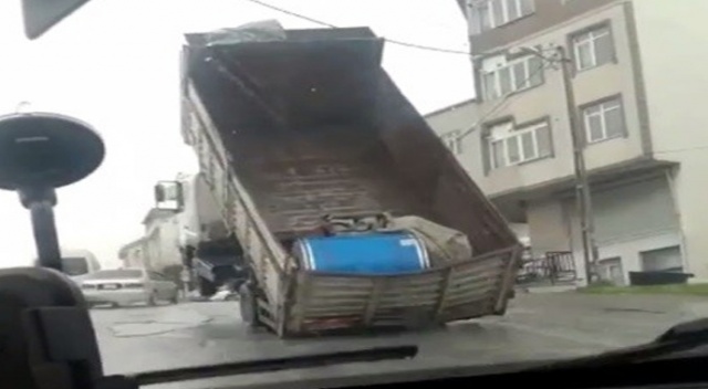 Yokuş yukarı giden kamyon, yükü ağır gelince şaha kalktı Yokuş yukarı giden kamyon, yükü ağır gelince şaha kalktı
