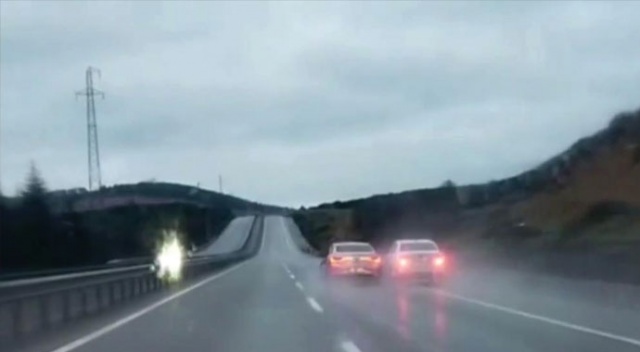 Yol verme tartışmasına girip trafiği böyle tehlikeye soktular