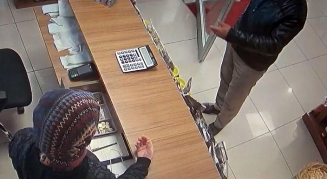 'Çocuğum hasta para bozar mısınız' dedi, başarılı olamayınca gasp etmek istedi 'Çocuğum hasta para bozar mısınız' dedi, başarılı olamayınca gasp etmek istedi