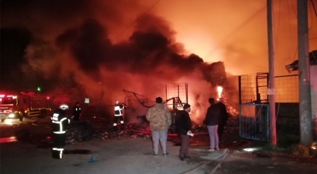 Aksaray'da geri dönüşüm deposu alev alev yandı Aksaray'da geri dönüşüm deposu alev alev yandı