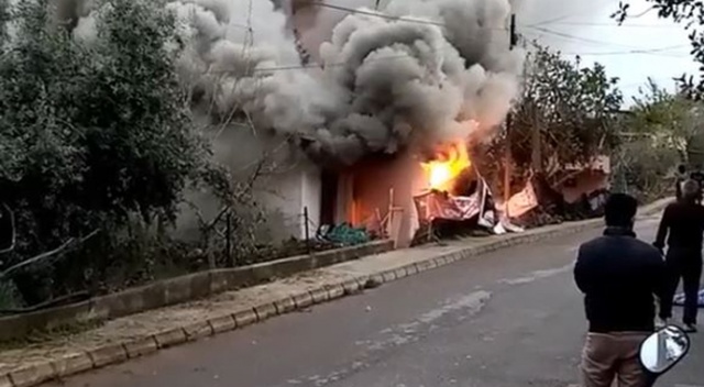 Alev topuna dönen evdeki kadını komşuları son anda kurtardı