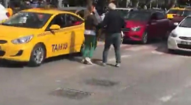 Bağdat Caddesi'nde bunalıma giren genç kadın sürücülere zor anlar yaşattı Bağdat Caddesi'nde bunalıma giren genç kadın sürücülere zor anlar yaşattı