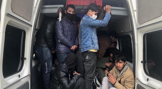Başkent’te 17 kişilik araçtan 40 düzensiz göçmen çıktı Başkent’te 17 kişilik araçtan 40 düzensiz göçmen çıktı