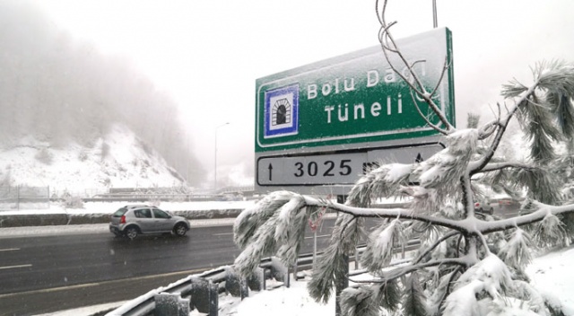 Bolu Dağı'nda kar yağışı etkili oluyor Bolu Dağı'nda kar yağışı etkili oluyor