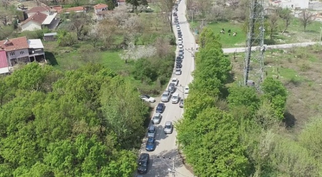 Bursa'da 17 günlük kısıtlama öncesi kaynak suyuna akın var Bursa'da 17 günlük kısıtlama öncesi kaynak suyuna akın var
