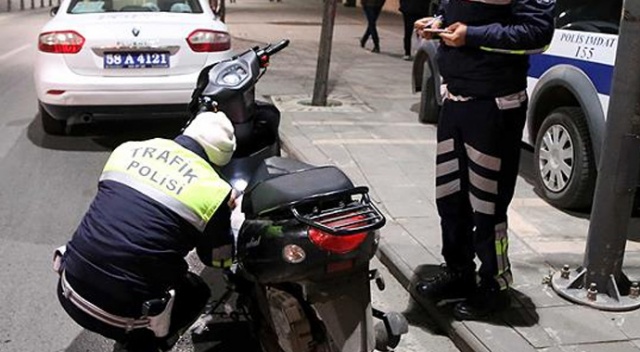 Bursa'da kısıtlamayı ihlal eden ve motosikletinin plakasını maskeyle kapatan kişiye para cezası Bursa'da kısıtlamayı ihlal eden ve motosikletinin plakasını maskeyle kapatan kişiye para cezası