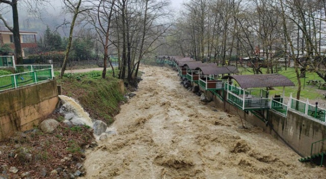 Bursa'da sağanak dereleri taşırdı Bursa'da sağanak dereleri taşırdı