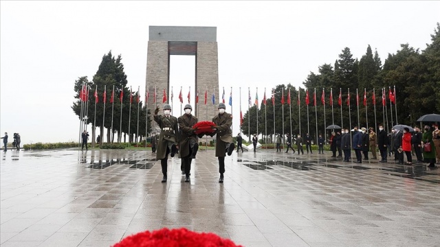 Çanakkale Kara Savaşlarının 106. yıl dönümünde şehitler anıldı Çanakkale Kara Savaşlarının 106. yıl dönümünde şehitler anıldı