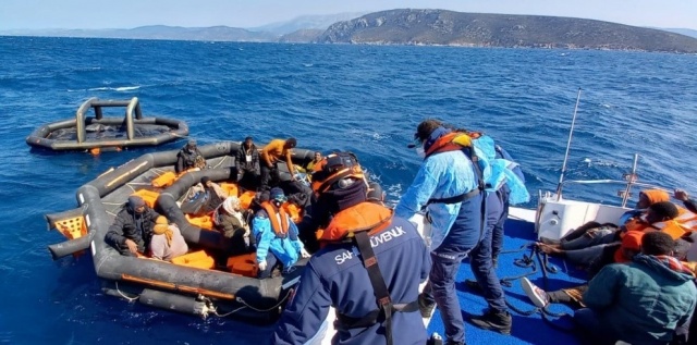 Çeşme açıklarında 37 düzensiz göçmen kurtarıldı Çeşme açıklarında 37 düzensiz göçmen kurtarıldı