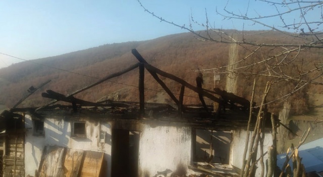 Çorum'da evlerinde yangın çıkan çift yaşamını yitirdi Çorum'da evlerinde yangın çıkan çift yaşamını yitirdi