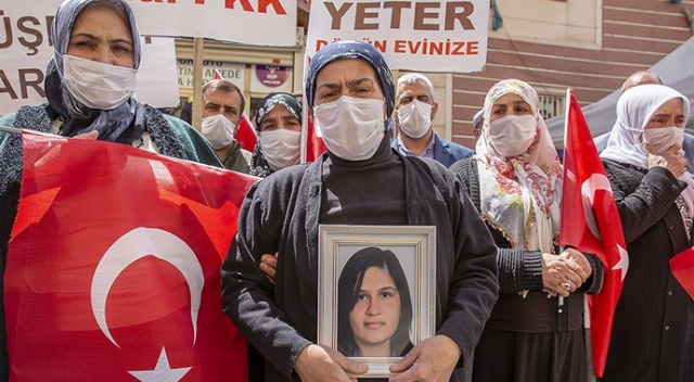 Diyarbakır annelerinin oturma eylemine bir aile daha katıldı Diyarbakır annelerinin oturma eylemine bir aile daha katıldı