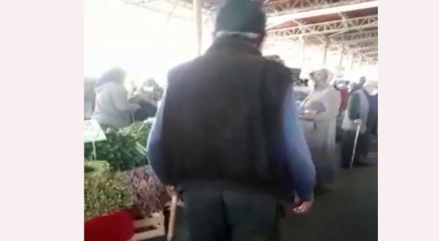 Elinde bastonu ile semt pazarına önüne geleni taciz etti Elinde bastonu ile semt pazarına önüne geleni taciz etti