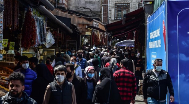 Eminönü'nde kapanma öncesi alışveriş hareketliliği Eminönü'nde kapanma öncesi alışveriş hareketliliği