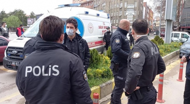 Emniyet önünde kavgayı ayırmaya çalışan polis ve bekçi bıçaklanarak yaralandı Emniyet önünde kavgayı ayırmaya çalışan polis ve bekçi bıçaklanarak yaralandı