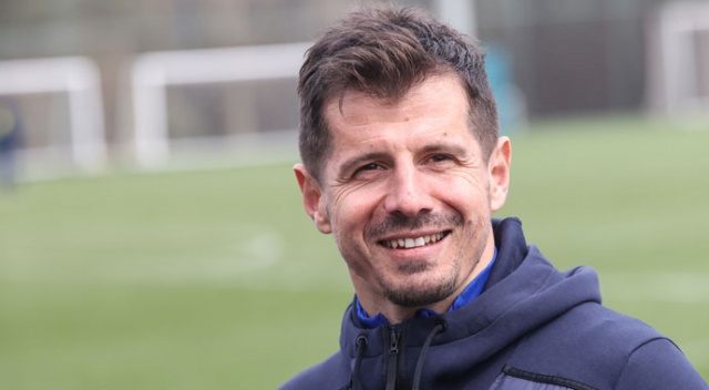 Emre Belözoğlu yine telefona sarılıyor Emre Belözoğlu yine telefona sarılıyor