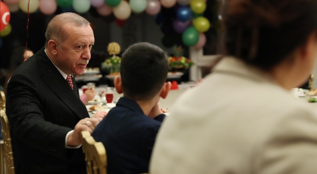 Erdoğan çifti 23 Nisan Ulusal Egemenlik ve Çocuk Bayramı'nda çocuklarla iftarda buluştu Erdoğan çifti 23 Nisan Ulusal Egemenlik ve Çocuk Bayramı'nda çocuklarla iftarda buluştu