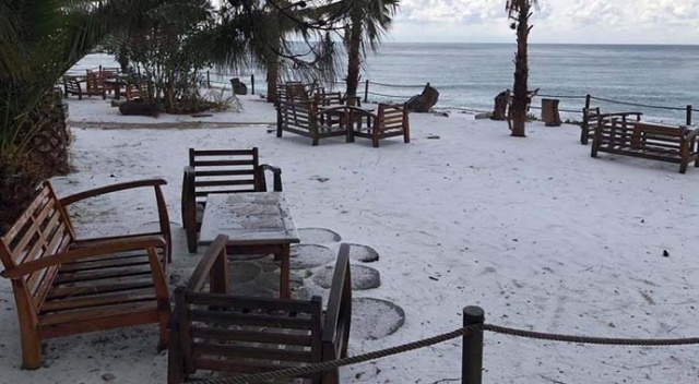 Fethiye'deki dolu sahili beyaz örtü ile kapladı