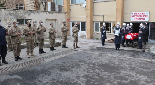 Göreve 2 ay önce başlayan şehit astsubayın al bayrağa sarılı naaşı memleketine uğurlandı Göreve 2 ay önce başlayan şehit astsubayın al bayrağa sarılı naaşı memleketine uğurlandı