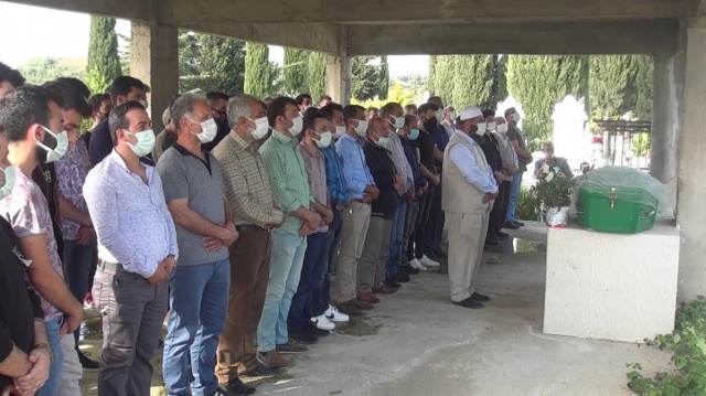 Hatay'daki kazada yaşamını yitiren 4 kişiden 3'ünün cenazesi defnedildi Hatay'daki kazada yaşamını yitiren 4 kişiden 3'ünün cenazesi defnedildi