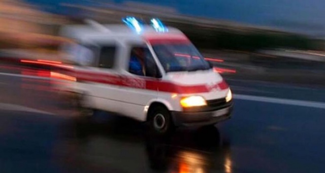 İzmir'de otomobil beton bariyere çarptı: 1 ölü, 1 yaralı İzmir'de otomobil beton bariyere çarptı: 1 ölü, 1 yaralı