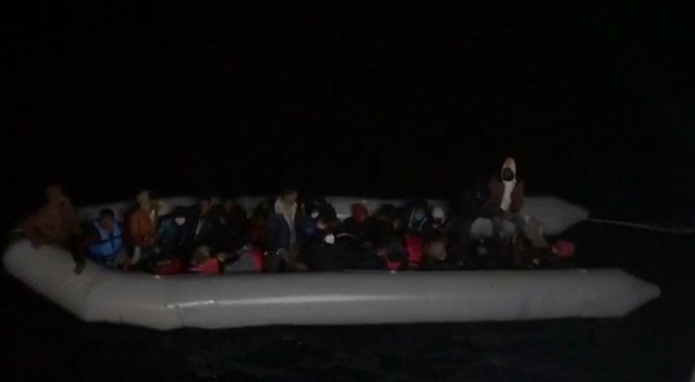 İzmir'de Türk kara sularına itilen 64 sığınmacı kurtarıldı İzmir'de Türk kara sularına itilen 64 sığınmacı kurtarıldı
