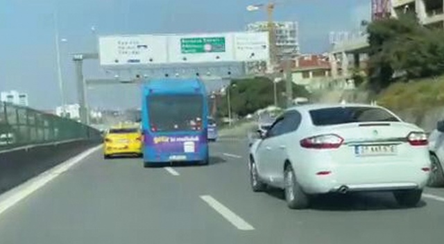 Kadıköy’de yolcu minibüsünün makas terörü kamerada Kadıköy’de yolcu minibüsünün makas terörü kamerada