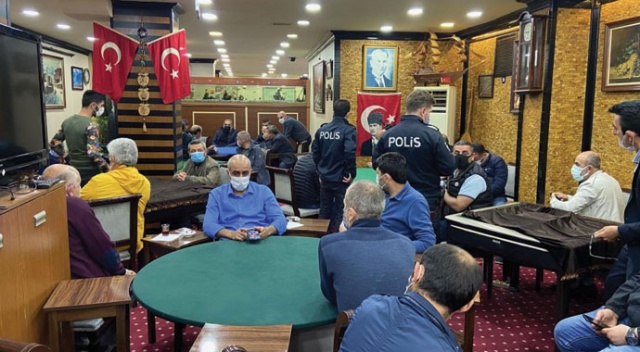 Karantinada olması gerekirken okey masasında yakalandı