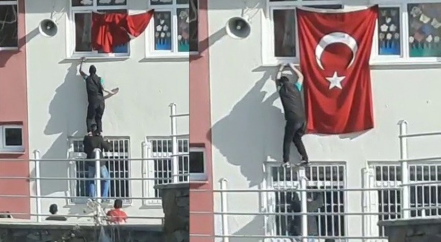 Katlanan bayrağı düzeltirken kendilerini tehlikeye attılar