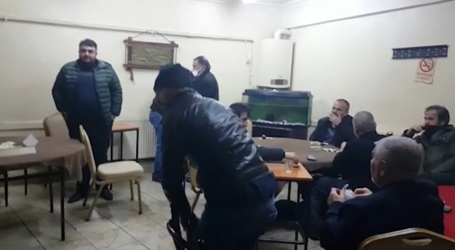 Kısıtlama saatinde kumar oynayan 9 kişiye 56 bin lira ceza Kısıtlama saatinde kumar oynayan 9 kişiye 56 bin lira ceza