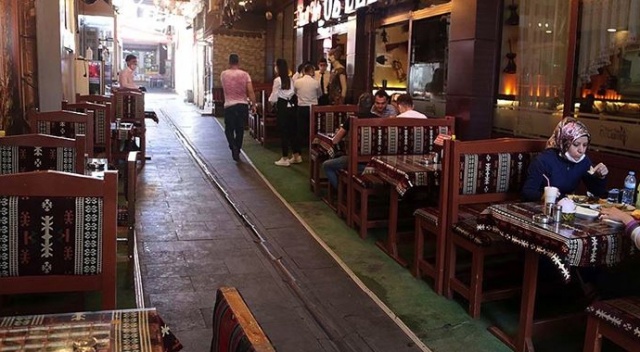 Kısıtlamada kafede yemek yiyince ceza yediler Kısıtlamada kafede yemek yiyince ceza yediler