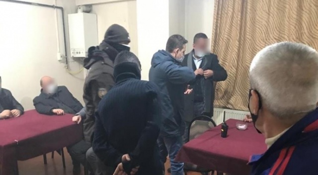 Kısıtlamada oyun oynadılar polisten kaçamadılar Kısıtlamada oyun oynadılar polisten kaçamadılar