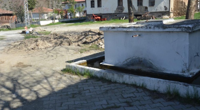 Köyün çeşmesini tamir ederken, buldukları ile şaşkına döndü