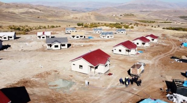 Malatya'da depremzedeler için inşa edilen köy tipi konutlar yükseliyor