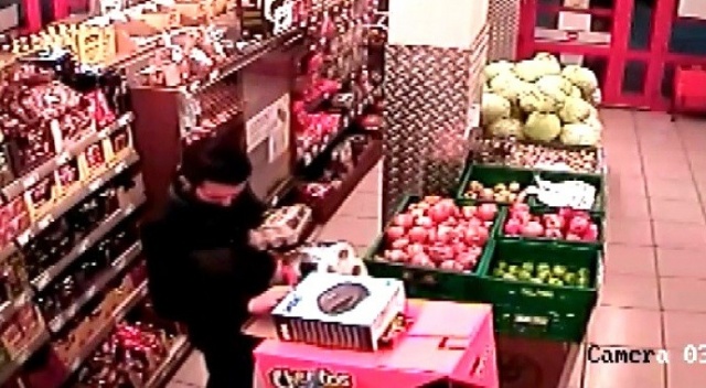 Marketten aldığı ürünleri bırakıp gözüne kestirdiği tost makinesini çaldı