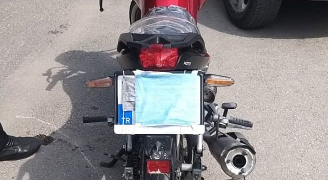 Maskeyi yüzü yerine motosikletinin plakasına taktı, cezadan kaçamadı