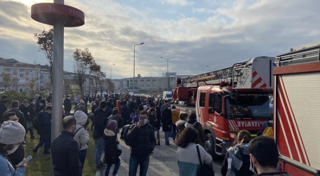 Mecidiyeköy-Mahmutbey metro hattında trafoda yangın çıktı, seferler durdu Mecidiyeköy-Mahmutbey metro hattında trafoda yangın çıktı, seferler durdu