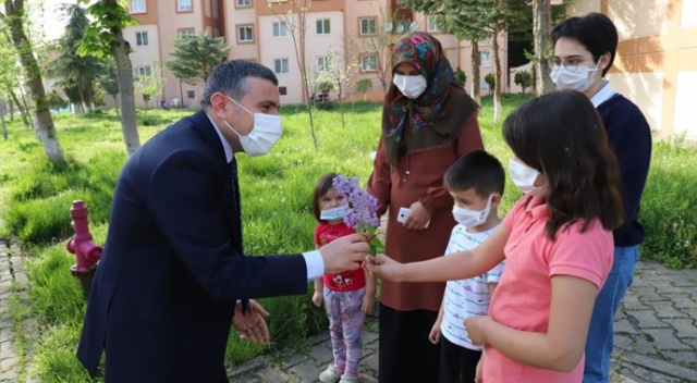 Mektup yazan miniklere vali amcaları sürpriz yaptı Mektup yazan miniklere vali amcaları sürpriz yaptı