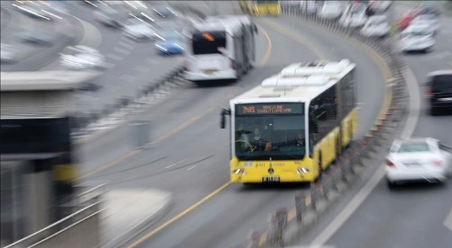Metrobüste çıkan yangın nedeniyle seferler kısa bir süre aksadı