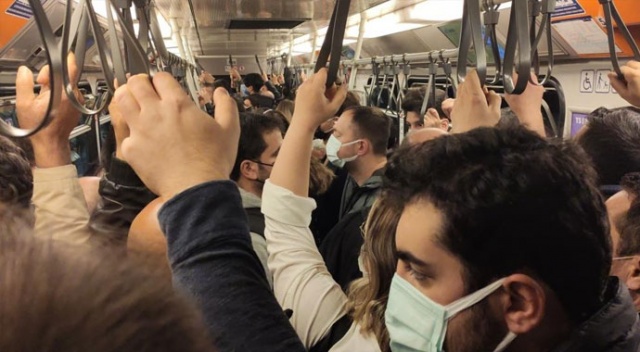 Metroda hattında arıza sosyal mesafeyi unutturdu