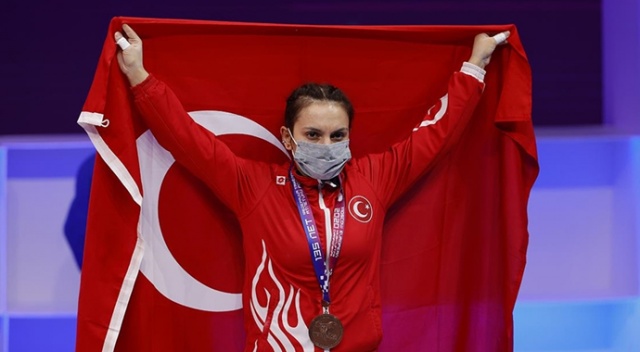 Milli halterci Şaziye Erdoğan'dan bronz madalya Milli halterci Şaziye Erdoğan'dan bronz madalya