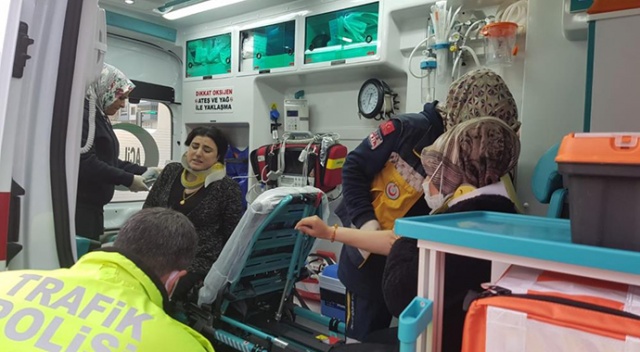 Motosiklet yayalara çarptı, 4 kişi yaralandı Motosiklet yayalara çarptı, 4 kişi yaralandı